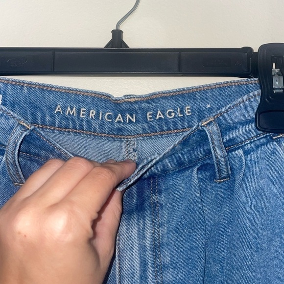 American Eagle High Rise Mom Shorts Size 4 - Picture 3 of 5